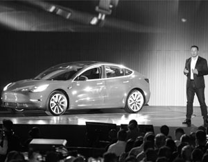 Илон Маск представил серийную версию самого дешевого в линейке электромобиля – Tesla Model 3