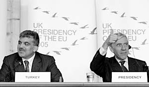 Министр иностранных дел Турции Абдула Гюль и министр внутренних дел Великобритании Джек Страу на встрече министров иностранных дел ЕС
