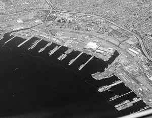 Внутри бухты Сан-Диего расположена крупнейшая в мире военно-морская база
