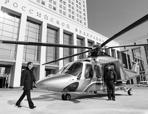 Вице-премьер Дмитрий Рогозин предлагает ограничить закупку иностранной авиатехники – однако его непосредственный начальник предпочитает летать на вертолетах зарубежного производства (на фото AgustaWestland AW139)