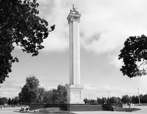 Парк строился «всем миром» к 30-летию Победы. К 220-летию города его украсил монумент Георгия Победоносца