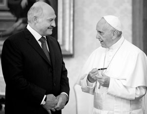 Александр Лукашенко использует влияние Ватикана для восстановления отношений с Западом (на фото – с папой Франциском)