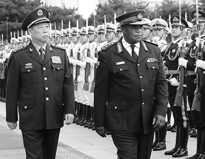 Генералы Ли и Чивенга обходят строй почетного караула в Пекине – за неделю до путча в Хараре