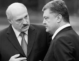 Лукашенко приходится периодически убеждать Порошенко в том, что у него нет, условно говоря, ни ножа за спиной, ни камня за пазухой