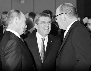 Владимир Путин с президентом МОК Томасом Бахом (в центре) и князем Монако Альбером Вторым на Олимпиаде в Сочи в феврале 2014 года