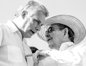 На фоне 86-летнего Рауля Кастро (справа) 57-летний Мигель Диас-Канель оказался «молодым технократом»