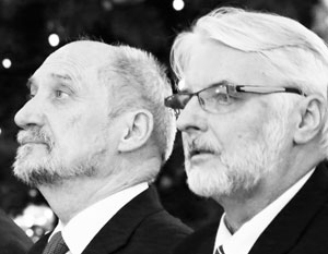Отставка Витольда Ващиковского (справа) и Антония Мачеревича явно обрадует Евросоюз