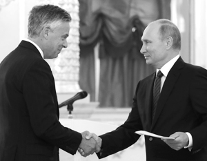 3 октября 2017 года Джон Мид Хантсман вручил верительные грамоты президенту Путину