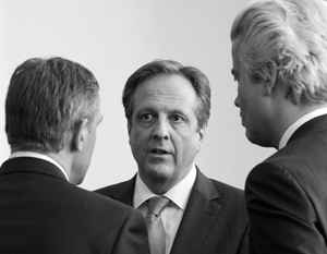 Александр Пехтольд (в центре) между премьер-министром Рютте и главным оппозиционером Вилдерсом (справа)