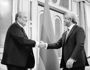 Президентский пост в Армении перешел от Сержа Саргсяна (справа) к Армену Саркисяну (слева)