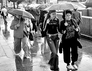 Пешеходы во время дождливой погоды на улицах города