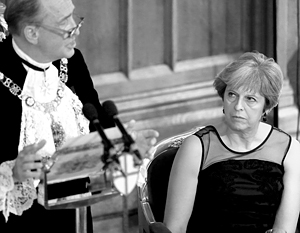 Тереза Мэй слушает речь лорд-мэра лондонского Сити Чарльза Боумана в ноябре 2017 года