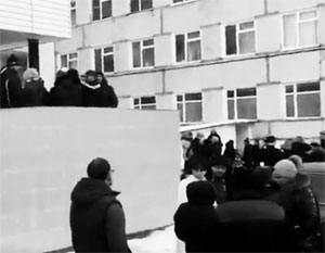 Обеспокоенные родители собрались у здания районной больницы Волоколамска, где находятся их дети