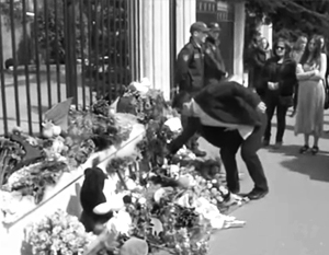 Возле здания посольства Швейцарии, где располагается российская Секция интересов, вырос небольшой мемориал