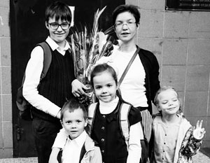 Светлана Строганова с тремя приемными детьми и кровным сыном