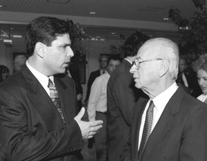 Министр энергетики Гонен Сегев и премьер-министр Ицхак Рабин. Фотография середины 1990-х годов