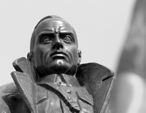 Памятник Александру Колчаку открыт к 130-летию со дня рождения адмирала перед Знаменским монастырем в Иркутске. 