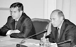 Министр здравоохранения и социального развития РФ Михаил Зурабов и президент России Владимир Путин во время выездного заседания президиума Госсовета