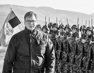 Президент Сербии Александр Вучич и сербские солдаты