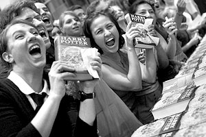 Официальные продажи книги Джоан Роулинг «Гарри Поттер и роковые мощи» начались в ночь с пятницы на субботу по всему миру