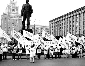 В понедельник «гэсы» на Триумфальной площади провели безмолвную мини-акцию-пикет «Быть правым - твое право»