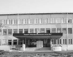 Руководство школы объяснило запрет на посещение ученику из-за прически
