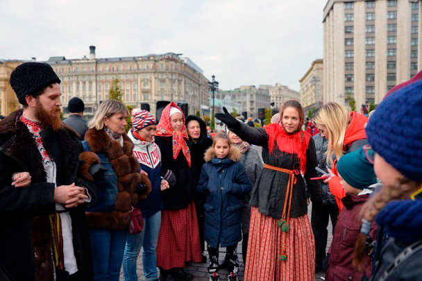 В субботу в Москве начался фестиваль «День народного единства». Празднества проходят сразу на девяти площадках. Всех желающих ждут спектакли, бесплатные экскурсии, кулинарные и ремесленные мастер-классы и другие развлечения