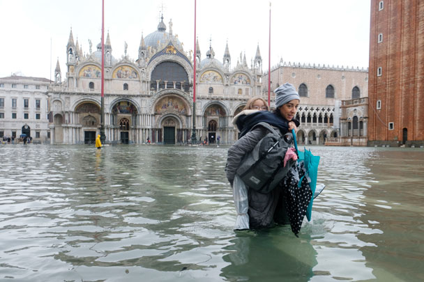 Венеция, знаменитый прибрежный город на северо-востоке Италии, снова оказалась под ударом стихии. На этот раз вода поднялась до рекордных за последние 50 лет значений – и затопила исторический центр. На площади Святого Марка не осталось ни голубей, ни туристов – уровень воды достиг одного метра