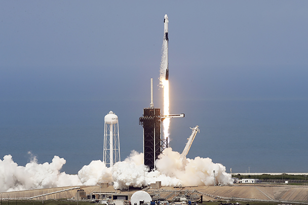 В субботу ракета-носитель Falcon-9 с кораблем Crew Dragon компании SpaceX стартовала с космодрома на мысе Канаверал. Запуск был осуществлен со второй попытки: в минувшую среду старт был отменен за 17 минут до расчетного времени из-за неблагоприятных погодных условий 