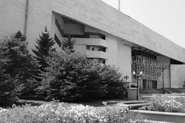 Вот она – областная филармония Биробиджана. Один из многих примеров того, как местные власти пытаются разрешить многочисленные проблемы, оставленные им предшественниками. Об этом – специальный репортаж газеты ВЗГЛЯД