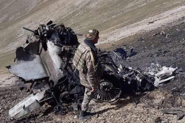 В Армении опубликовали фотографии с места крушения штурмовика Су-25, сбитого, по заявлению Еревана, турецким истребителем F-16. На снимках видны сгоревшие части самолета, разбросанные по склону горы