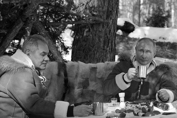 Предпоследние выходные марта президент Владимир Путин и министр обороны Сергей Шойгу провели в тайге в одном из сибирских регионов. Отдых первых лиц государства включал в себя лесные прогулки – пешком и на вездеходе