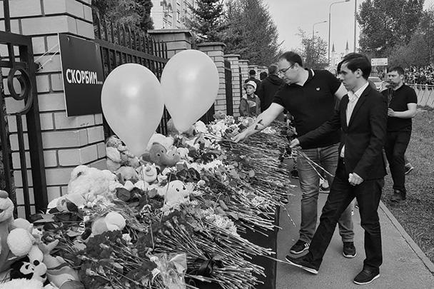 Чудовищное преступление вызвало массовую реакцию жителей Казани. На фото – стихийный мемориал, возникший после трагедии у гимназии № 175. Мемориал уже переполнен, к нему огромные очереди, пускают по 20-30 человек