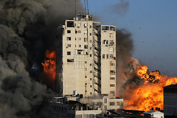 Ракеты Израиля разрушили 16-этажное здание Бурж аш-Шурук в центре Газы. В нем располагались офисы палестинских СМИ и компаний, магазины и жилые помещения. Погибли по меньшей мере три человека. Израиль заранее предупредил о ракетном ударе, поэтому большую часть людей успели оперативно эвакуировать 