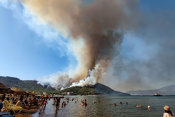 Турецкие власти сумели локализовать часть пожаров, охвативших леса на юге страны, а также задержали предполагаемых виновников бедствия. Власти подозревают поджог, поскольку пожары вспыхнули одновременно в разных курортных районах. Отдыхающие в Турции наши туристы не пострадали