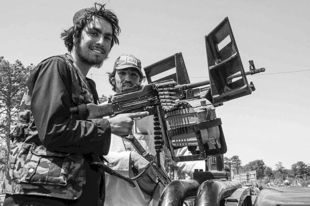 Радикальное движение «Талибан» (запрещенное в России) вело 25-летнюю войну, но в конце одержало быструю и почти бескровную победу. 15 августа 2021 года талибы без боя вошли в Кабул. Американцы спешно эвакуируют посольство, лояльные им афганцы бегут в панике