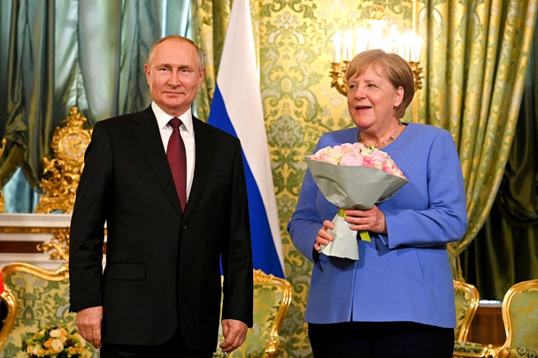В пятницу канцлер ФРГ Ангела Меркель провела в Кремле переговоры с Владимиром Путиным. Для нее этот визит стал последним в качестве главы государства. Однако многие уверены, что она не превратилась в «хромую утку» и сохранит серьезное влияние на европейскую политику