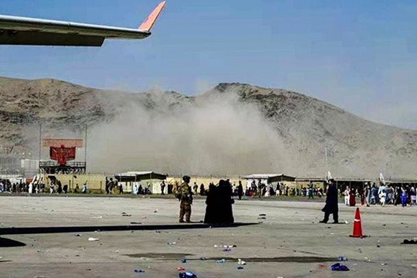 За считанные дни до ухода американцев из Афганистана в аэропорту Кабула произошел крупный теракт. В результате серии взрывов погибли более ста человек, из них 13 американских морпехов. Ответственность за атаку взяло на себя ИГ (террористическая организация, запрещена в России)