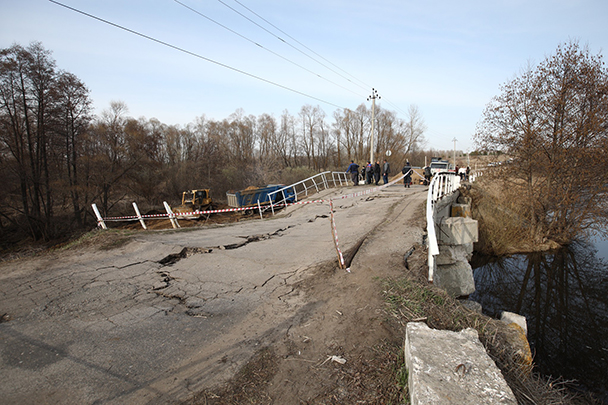 Обрушенный мост на реке Тинарке стал одним из символов запроса на перемены, которые так нужны жителям Ульяновской области. Как власть отвечает на этот запрос, на месте событий наблюдал спецкор газеты ВЗГЛЯД