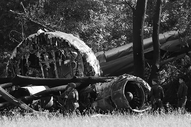 Под Рязанью после возгорания одного из двигателей потерпел крушение военно-транспортный самолет Ил-76. Он выполнял учебно-тренировочный полет из Белгорода в Оренбург с дозаправкой в Дягилево. В результате аварии четыре человека погибли, еще пятеро ранены