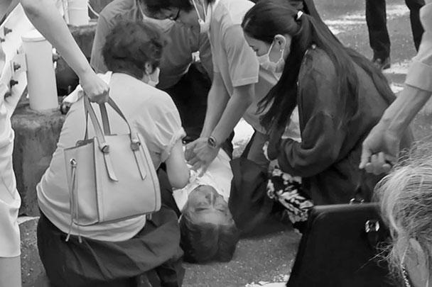 В пятницу на бывшего премьера Японии Синдзо Абэ было совершено нападение в городе Нара во время его уличного выступления. В Абэ дважды стреляли сзади. Политик упал после второго выстрела. Покушение на Абэ совершил бывший моряк Сил самообороны Японии