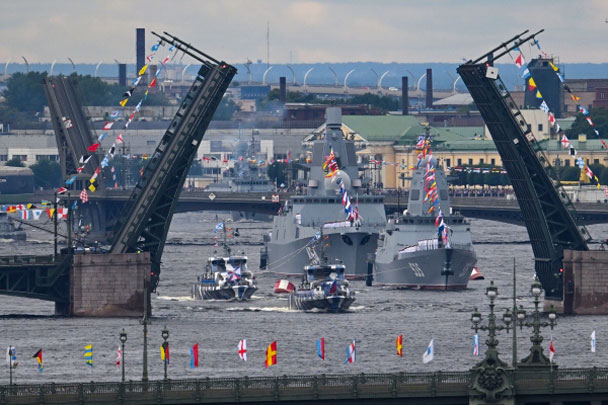 В Петербурге и Кронштадте прошел Главный военно-морской парад страны, в нем участвовали более 40 кораблей, катеров и подлодок, а также более 3,5 тыс. военнослужащих. Мероприятие было приурочено к 326-й годовщине Военно-морского флота России