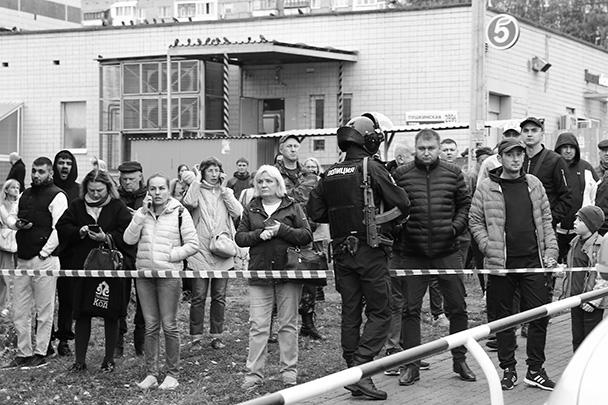 Утром в понедельник злоумышленник устроил стрельбу в школе № 88 в Ижевске, после чего покончил с собой. По данным СК, мужчина был одет в черную майку с нацистской символикой и балаклаву. По последним данным, погибли 13 человек, среди которых семь детей