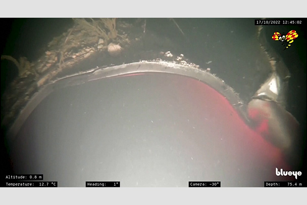 В Швеции обнародовали подводные снимки с места ЧП на «Северном потоке». На кадрах виден ровный край трубы и деформированные металлические участки разрушенного газопровода. По информации шведской прессы, трещины на трубе имеют общую протяженность более 50 метров. Специалисты провели съемку благодаря подводному беспилотнику, который погрузился дно Балтийского моря