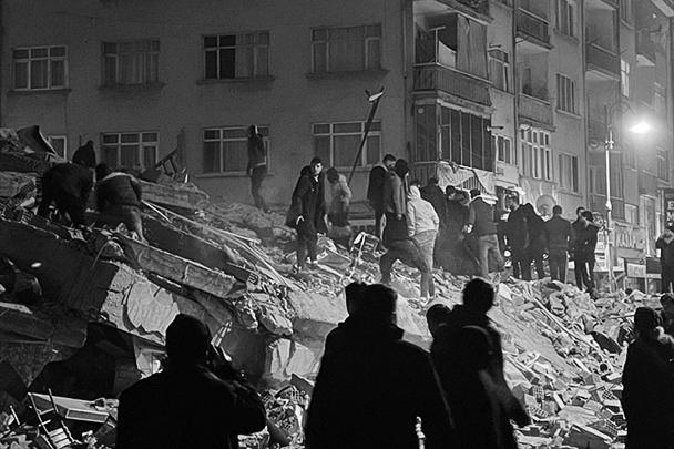 В Турции произошло мощное землетрясение, толчки от которого ощущались также в Сирии, Ливане, Иордании и Израиле. Зарегистрирована магнитуда 7,4. Землетрясение привело к большим разрушениям и унесло сотни человеческих жизней. Россия уже предложила помощь в ликвидации последствий бедствия