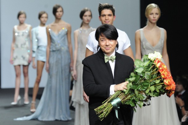 2 мая на 60-м году жизни скончался модельер Валентин Юдашкин, в последние годы боровшийся с тяжелой болезнью. Юдашкин был одним из символов российской высокой моды. Он добился успеха в том числе и за рубежом, его показы проходили в ведущих мировых центрах моды