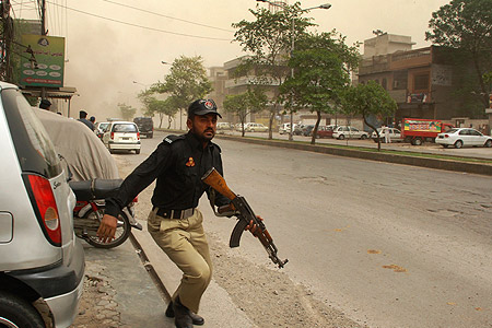 Пакистанские полицейские в ожидании приказа