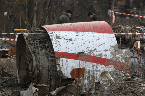 Фрагменты разбившегося Ту-154 на месте катастрофы под Смоленском