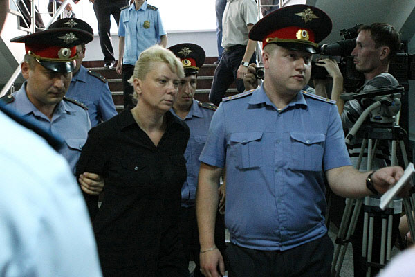 На фото – Светлана Инякина, гендиректор компании «АргоРечТур», арендовавшей затонувший теплоход «Булгария». Полиция вводит ее в зал суда, где через несколько минут она будет арестована по обвинению в причастности к трагедии на Волге