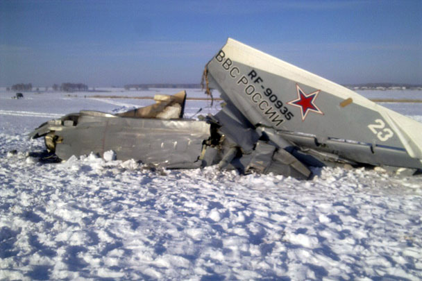 В Курганской области во время учебно-тренировочного полета потерпел крушение бомбардировщик Су-24М. Члены экипажа успели катапультироваться, а Следственный комитет уже назвал причину крушения